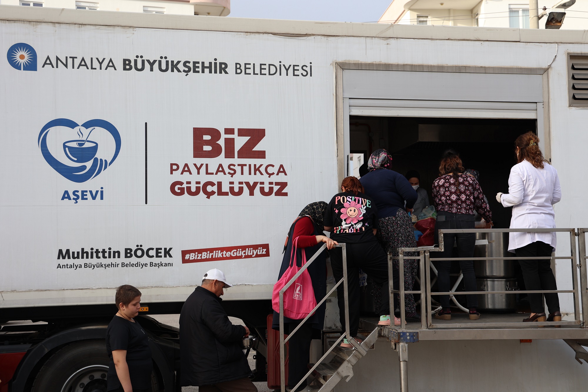 Büyükşehir Ramazan bereketini mahallelere taşıyor