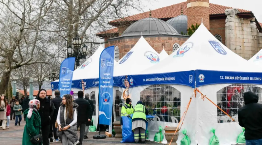 Ankara Büyükşehir Belediyesi Hacı Bayram-ı Veli Camisi’nde çocuklar için etkinlik çadırı kurdu
