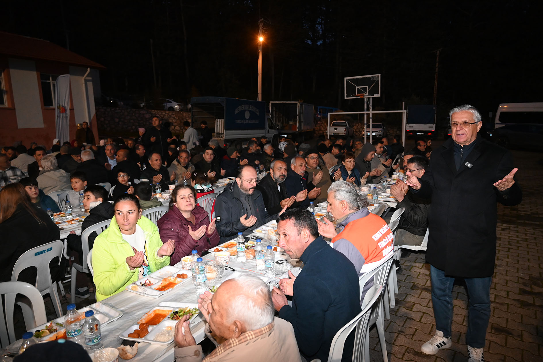 Kemer Belediyesi’nin iftar sofrası Beycik’te