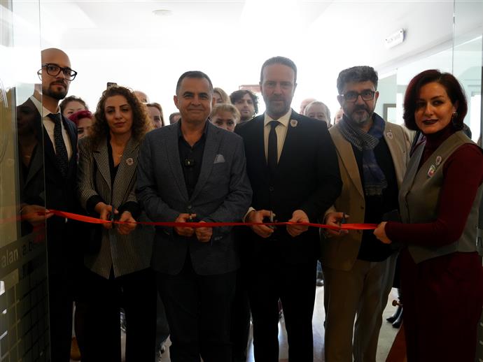 10 ÜLKEDEN 38 SANATÇININ ESERLERİNİN YER ALDIĞI SERGİ KAPILARINI AÇTI