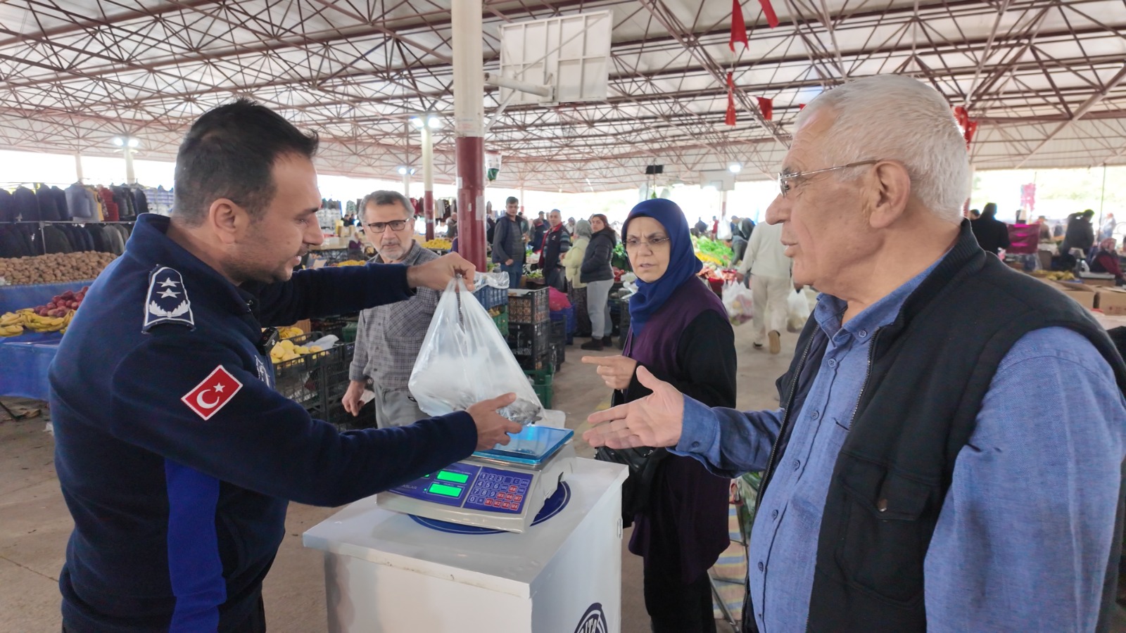AKSU’DA GÜVENLİ ALIŞVERİŞ İÇİN PAZAR YERLERİNDE KONTROL TERAZİSİ UYGULAMASI BAŞLADI