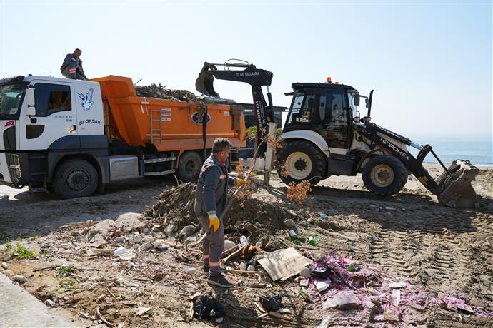 ALANYA BELEDİYESİ’NDEN SEZON VE BAYRAM ÖNCESİ SAHİL İLE ALT GEÇİTLERDE TEMİZLİK ÇALIŞMASI
