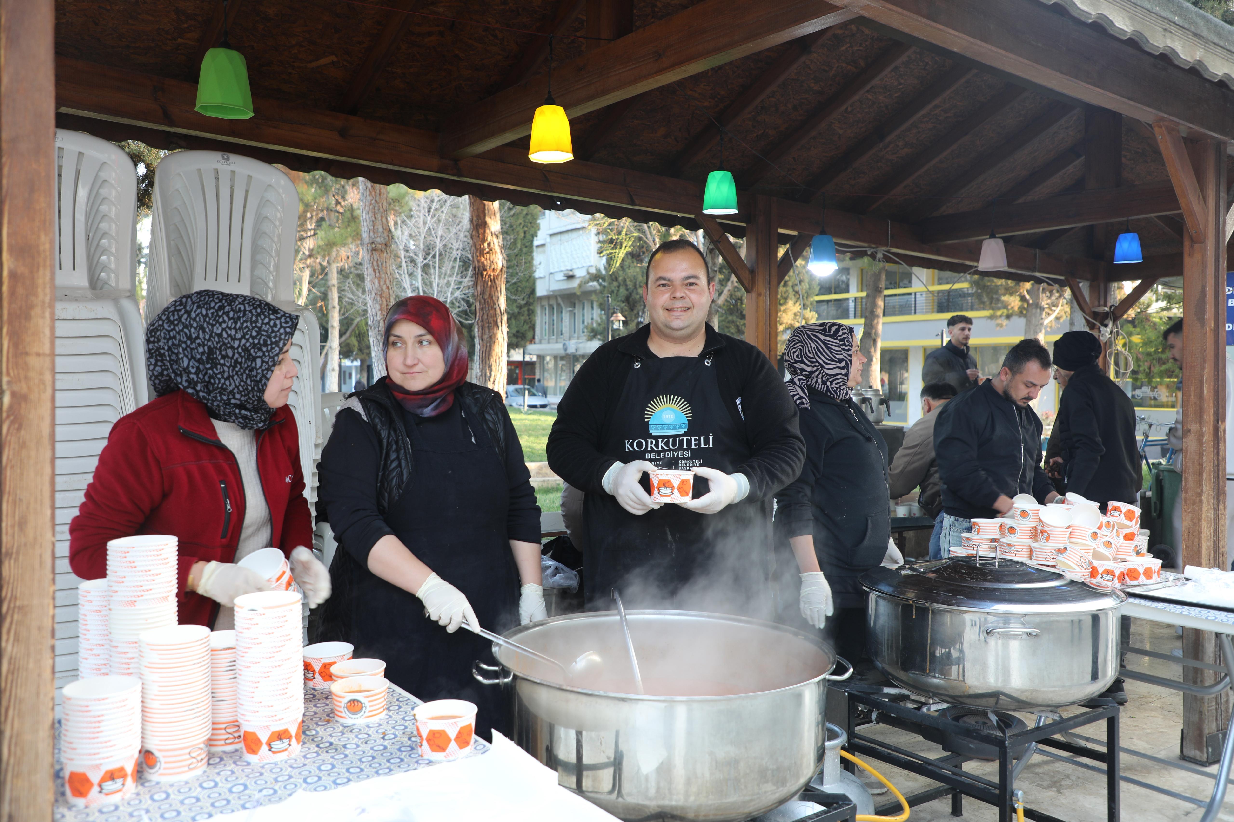 DUALAR EDİLDİ, SOFRALAR KURULDU: KORKUTELİ BAYRAMA BİRLİKTE BAŞLADI