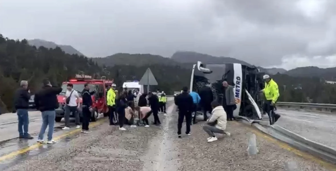 Konya’da yolcu otobüsü devrildi: 14 kişi yaralandı