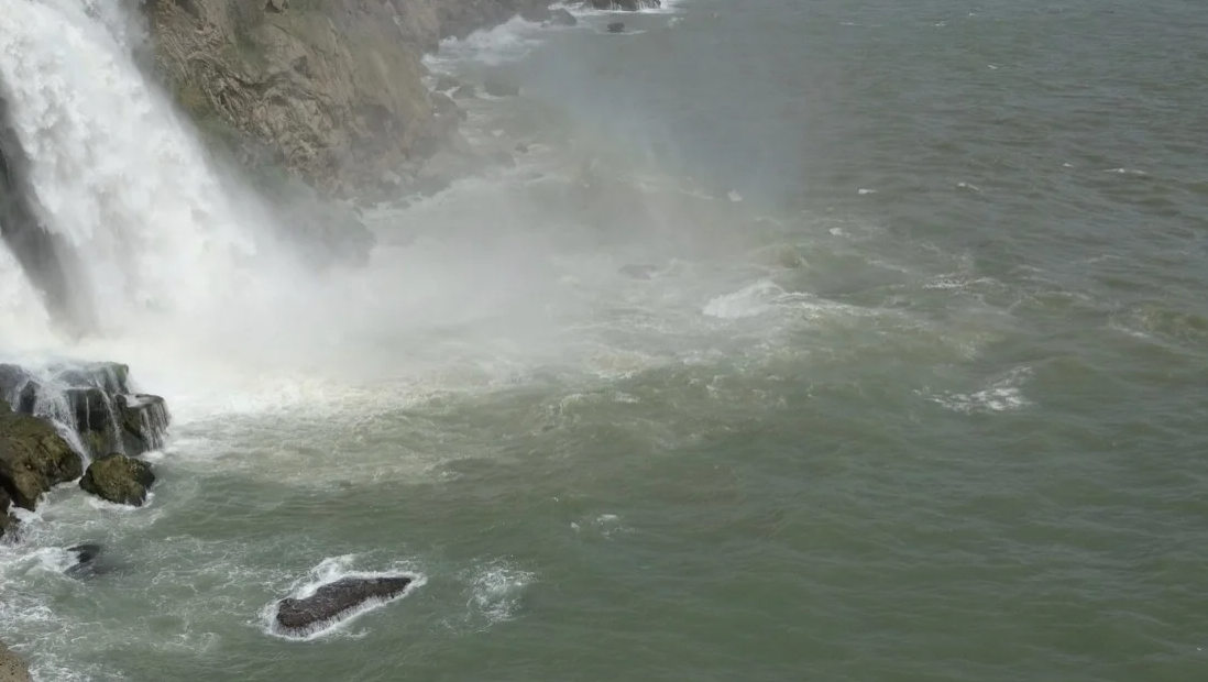 Antalya’da şiddetli yağış denizin rengini değiştirdi