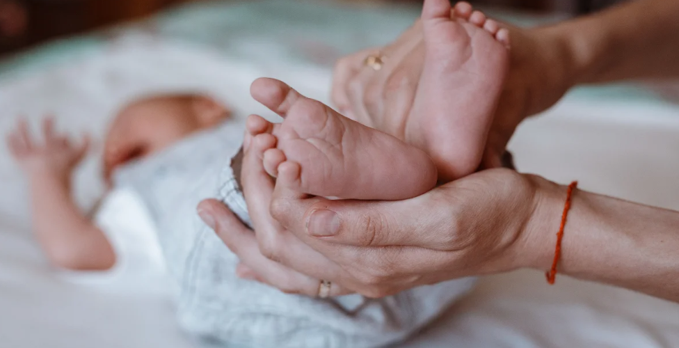 Komisyondan geçti: Doğum izni 24 haftaya yükseliyor