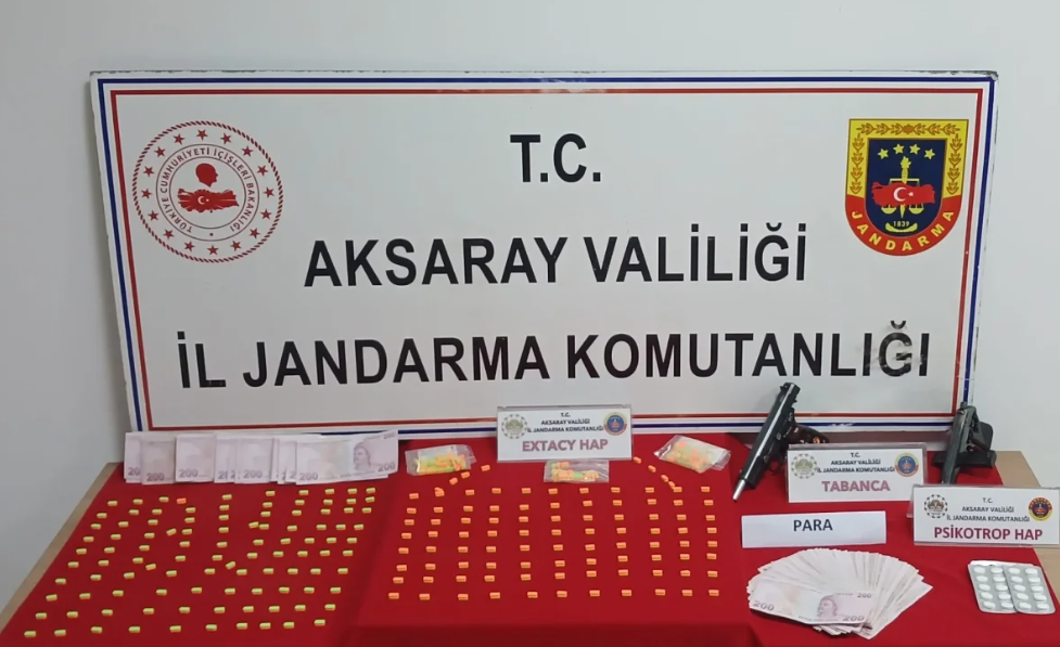 Aksaray’da uyuşturucu operasyonu: 2 kişi tutuklandı, çok sayıda hap ele geçirildi