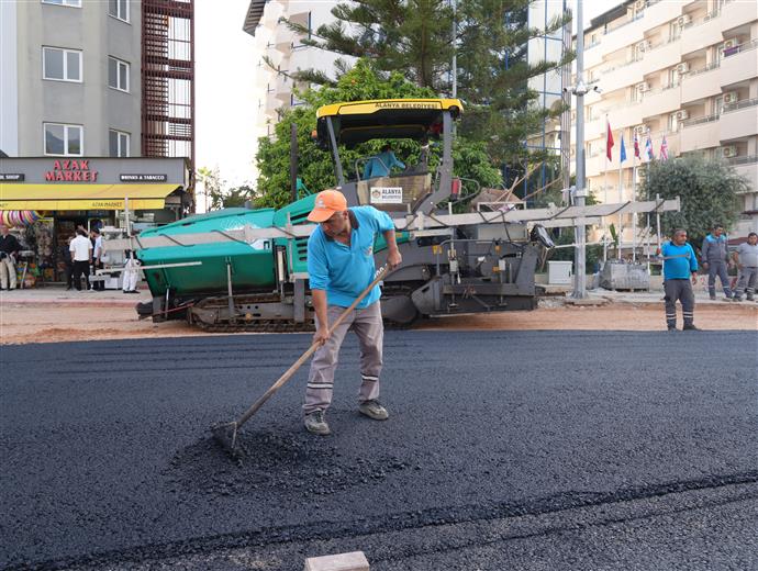 BAŞKAN ÖZÇELİK ATATÜRK CADDESİ’NDEKİ ÇALIŞMALARI İNCELEDİ