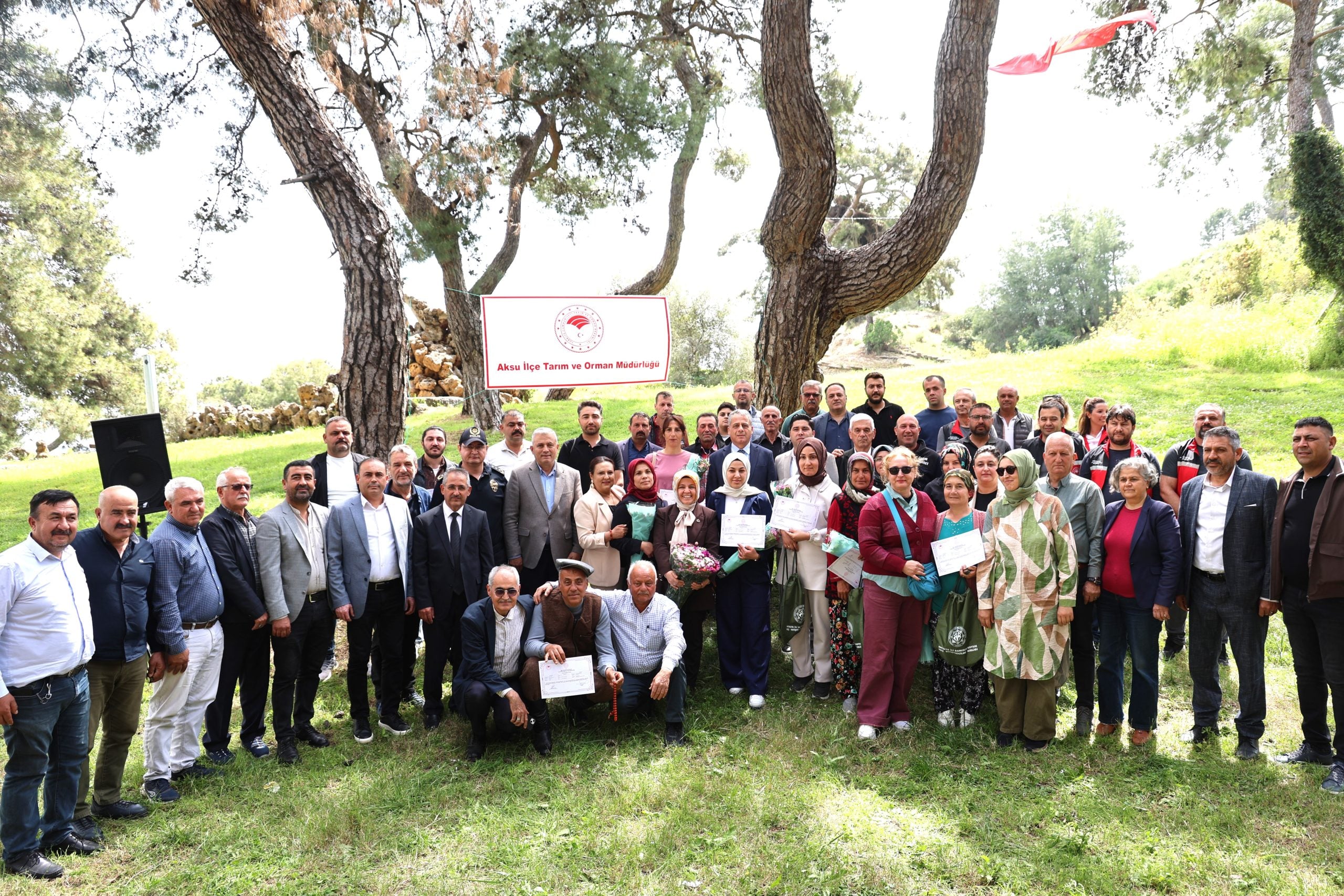 AKSU’DA SÜRÜ YÖNETİMİ EĞİTİMİNİ TAMAMLAYAN 47 KURSİYERE SERTİFİKALARI VERİLDİ