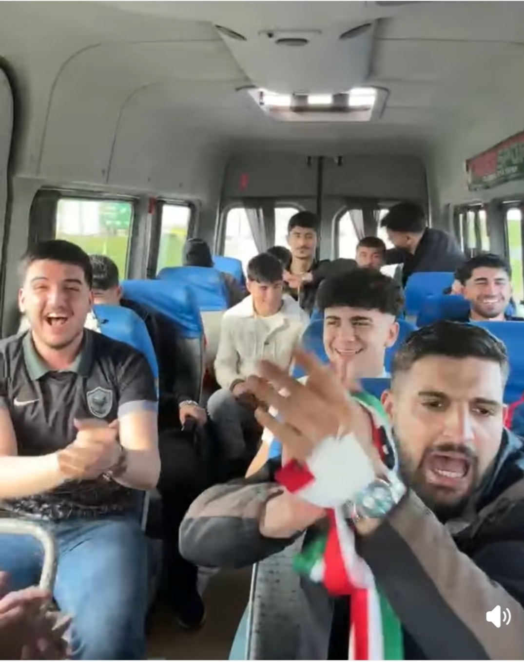 AK PARTİLİ BAŞKANIN AMEDSPOR MAÇINA GÖNDERDİĞİ GENÇLERİN COŞKUSU GÜNDEM OLDU 