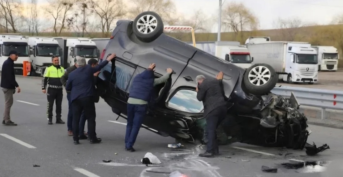 Erzurum’da kavşakta dehşet anları: Çarpışan araçlarda 4 kişi yaralandı