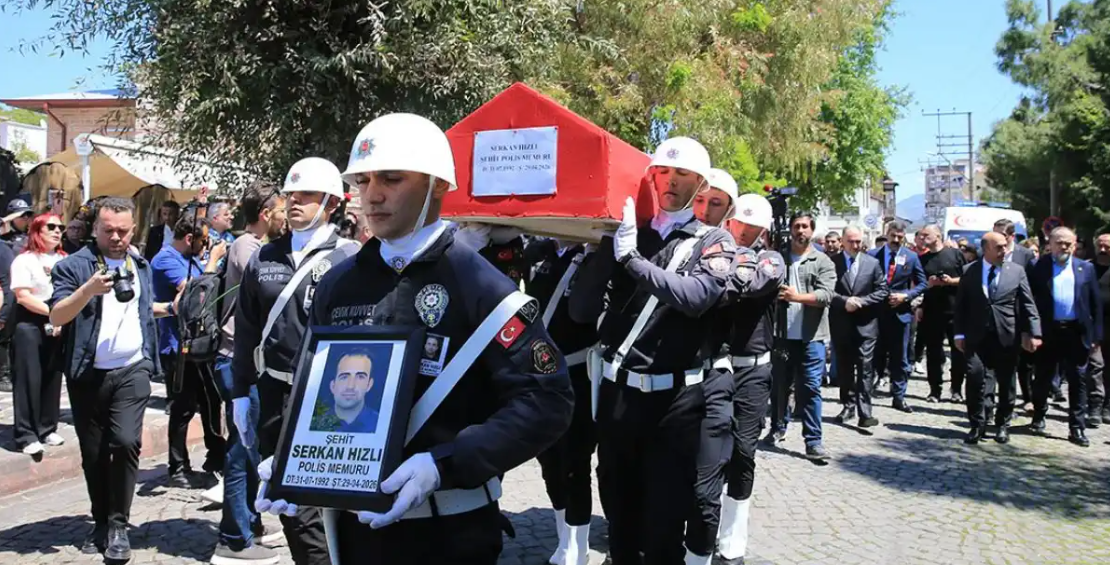 Zincirleme kazada şehit olan polis son yolculuğuna uğurlandı