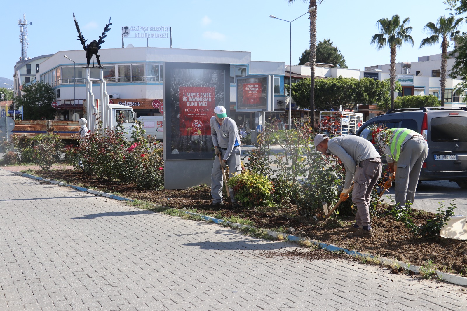 BELEDİYE EKİPLERİNDEN ÇİÇEK SEFERBERLİĞİ
