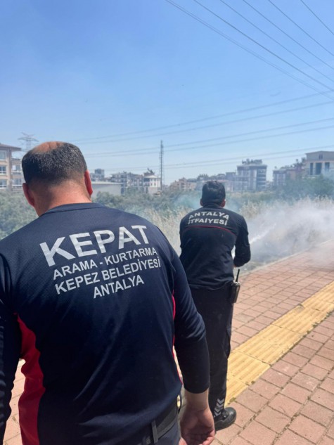 Kepez Belediyesi Arama Kurtarma ekibinden yangına ilk müdahale