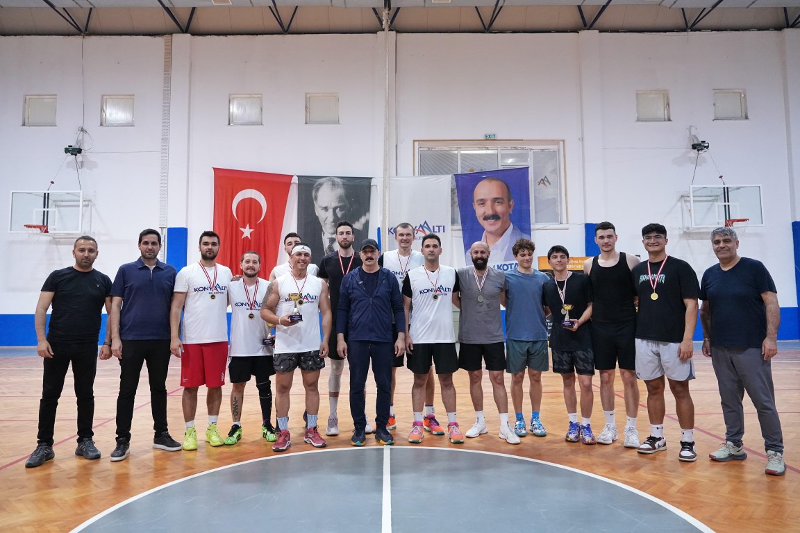 Konyaaltı'nda 19 Mayıs coşkusu parkeye taşındı
