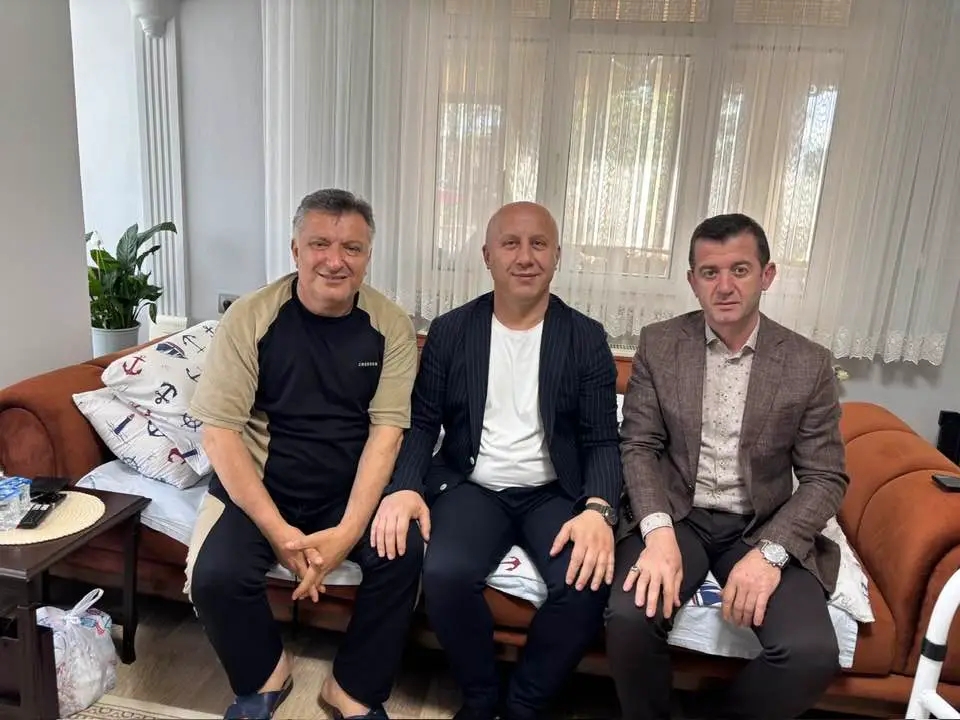 Terme Belediyesi Meclis Üyesi Mümin Ertan’dan Parti Yöneticileri ve Eski Belediye Başkanlarına Geçmiş Olsun Ziyaretleri