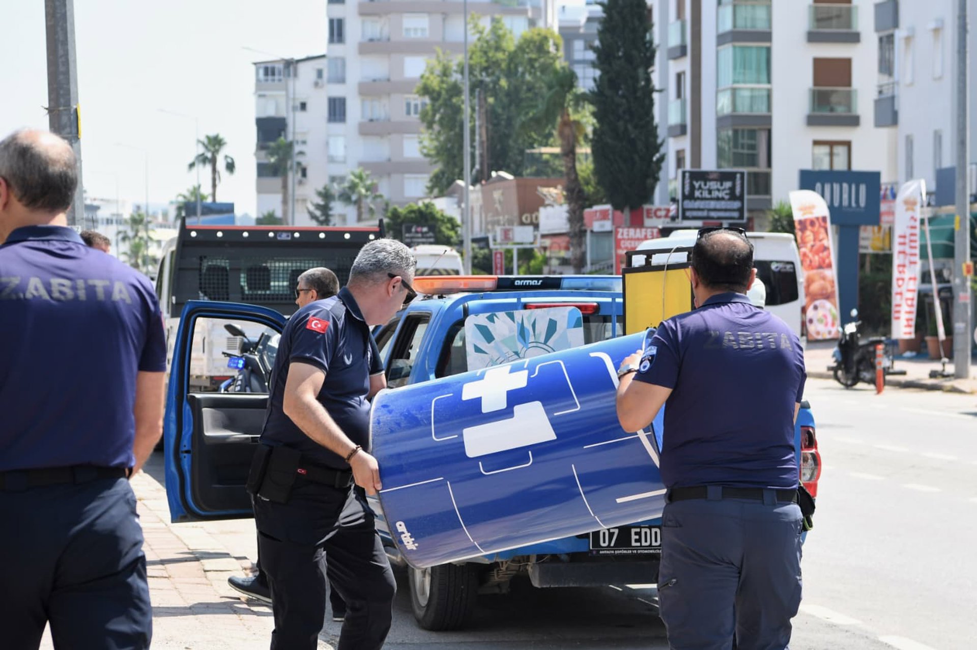 Konyaaltı zabıtası sahada, kaldırımlar vatandaşın hizmetinde