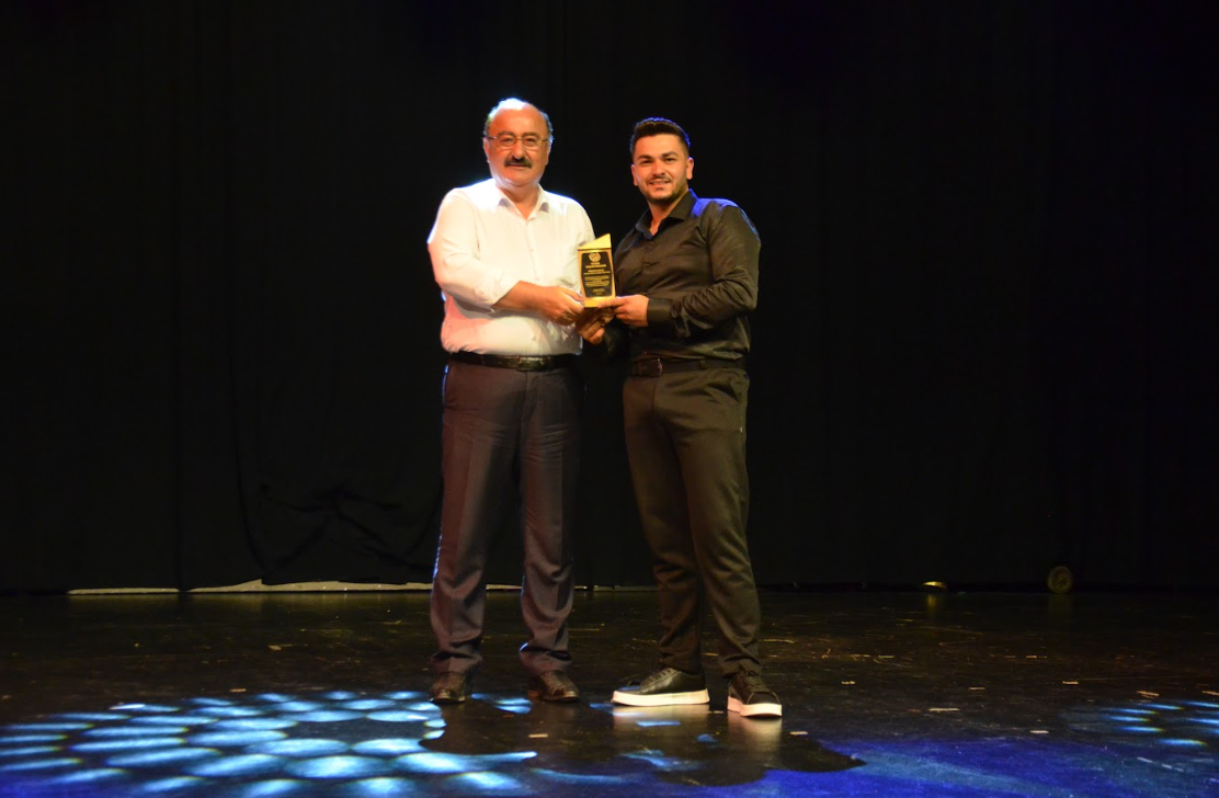SOSYAL MEDYA İÇERİK ÜRETİCİSİ SERTAN ALTAY’A ULUSAL BAŞARI ÖDÜLÜ