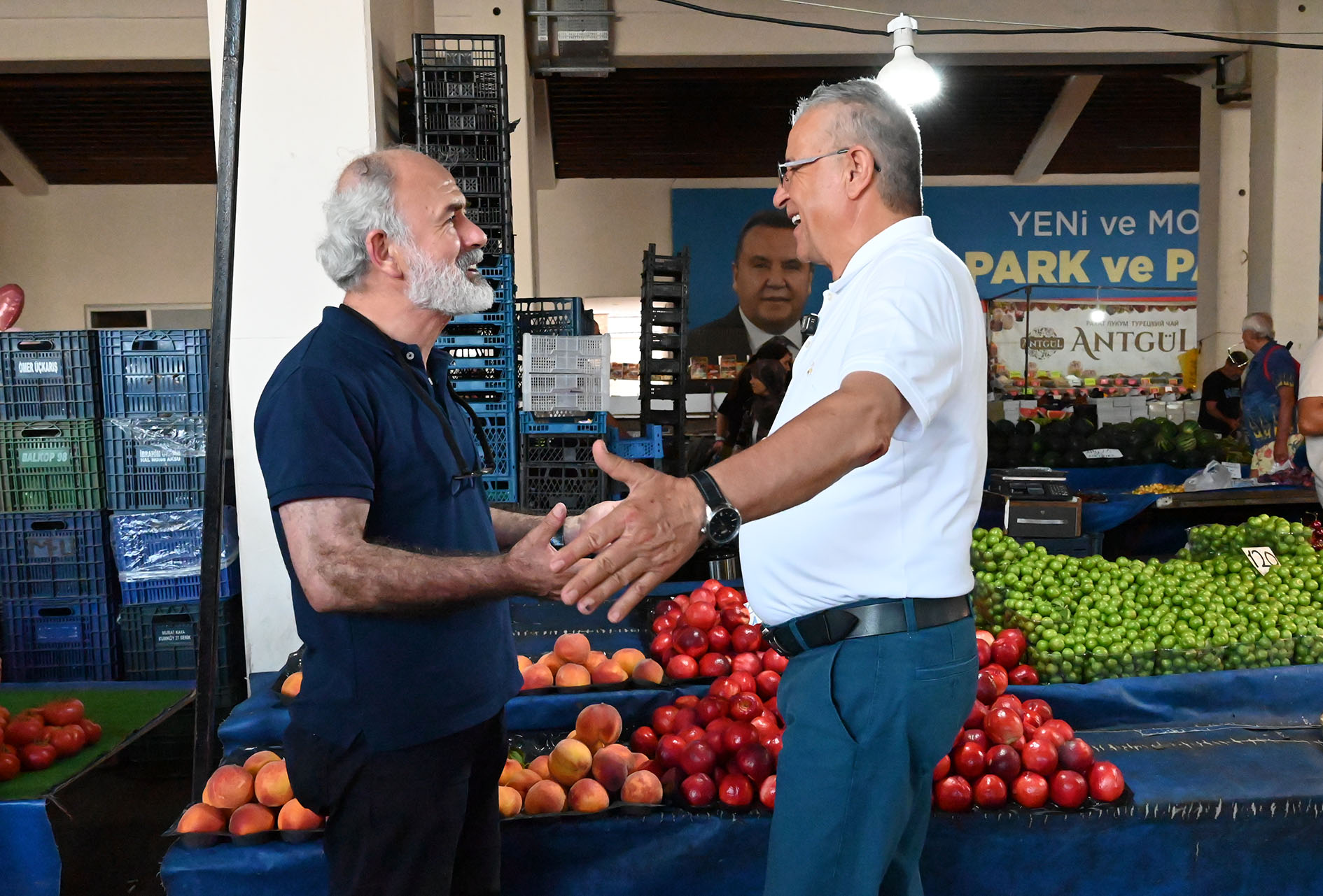 Başkan Topaloğlu’ndan pazar esnafına ziyaret