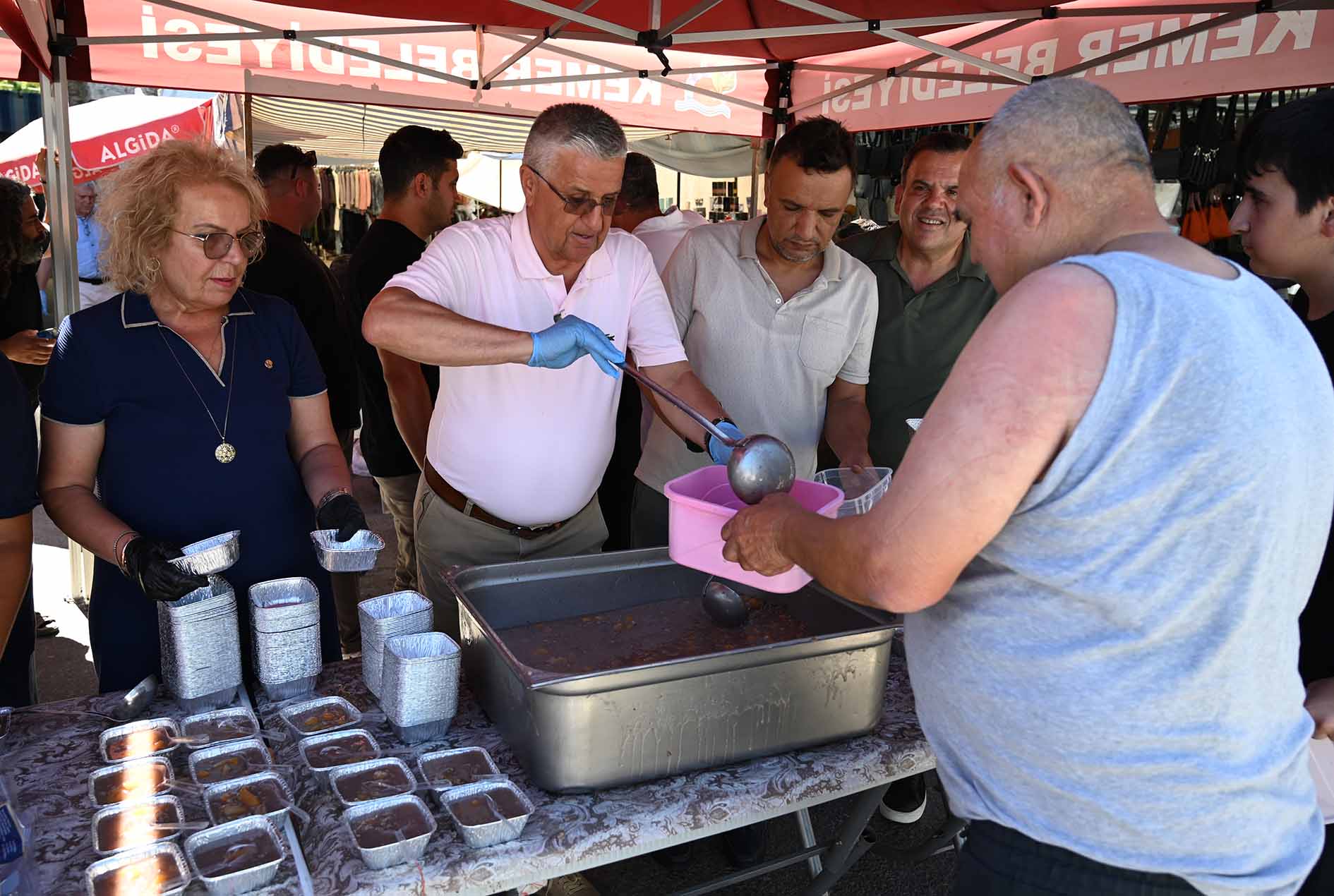 Kemer Belediyesi’nden aşure ikramı