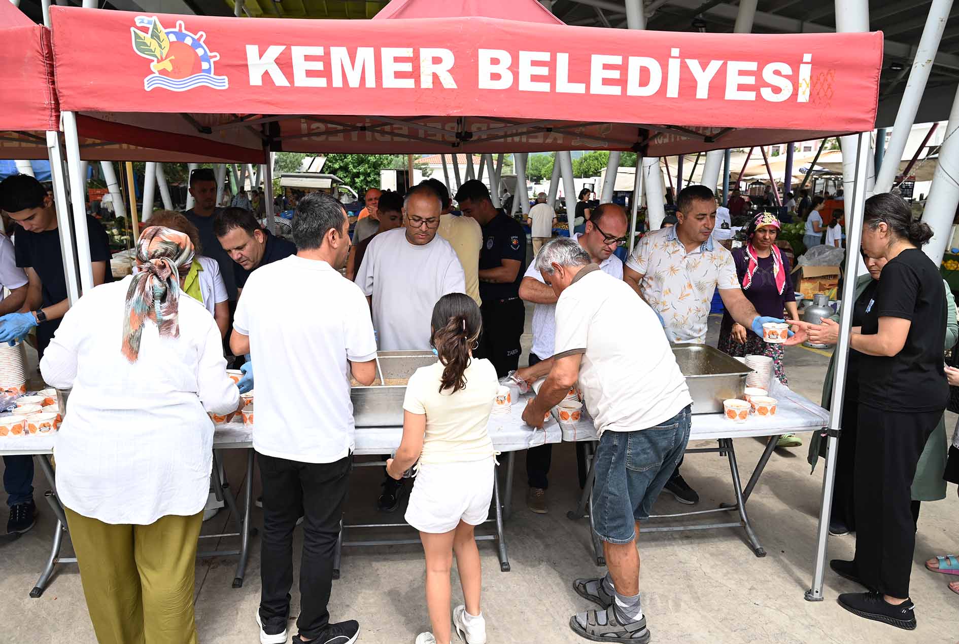 Kemer Belediyesi’nin aşure ikramları sürüyor