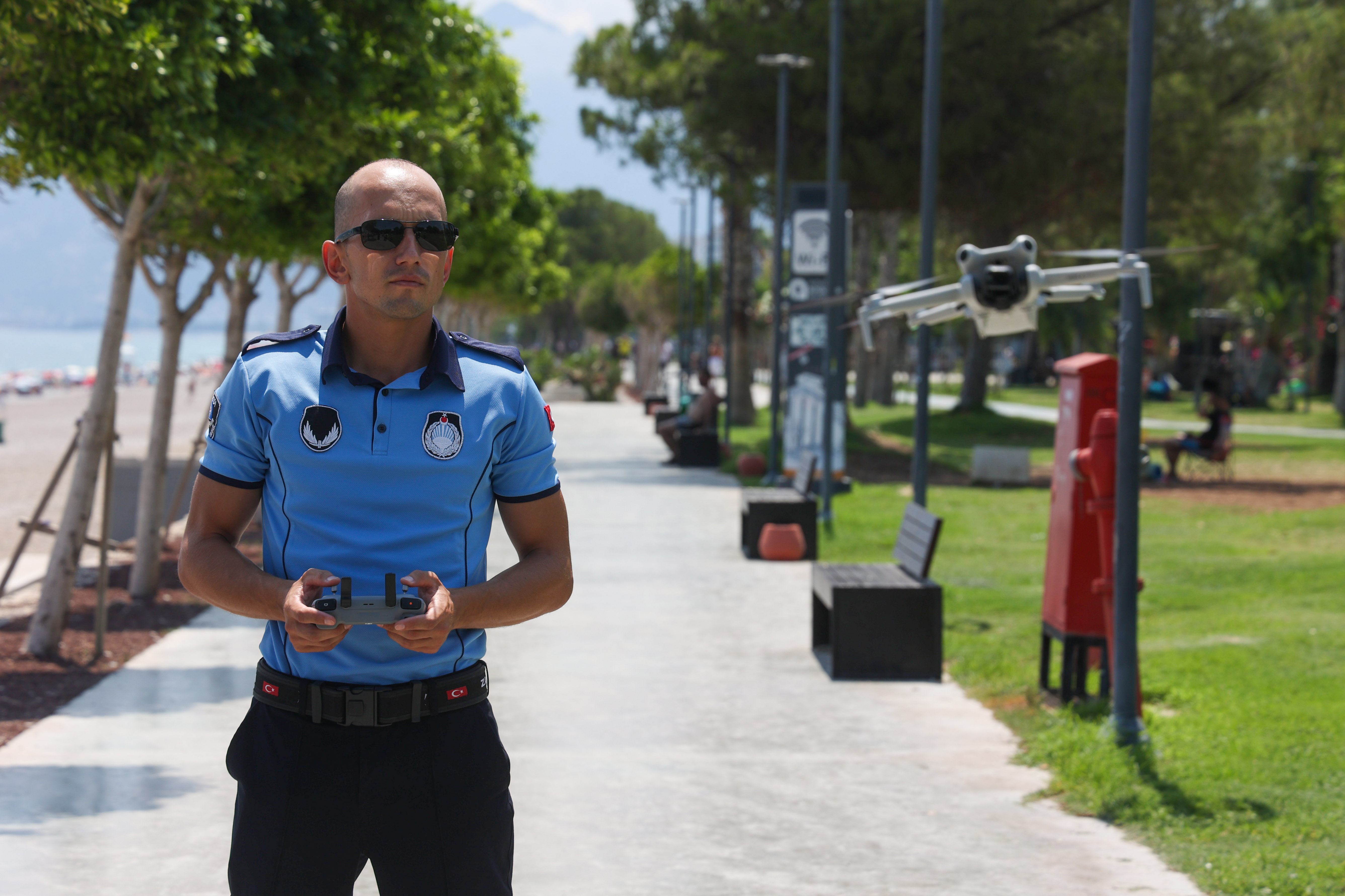 Büyükşehir zabıtası Konyaaltı Sahili’nde dron desteğiyle denetimlerini sürdürüyor