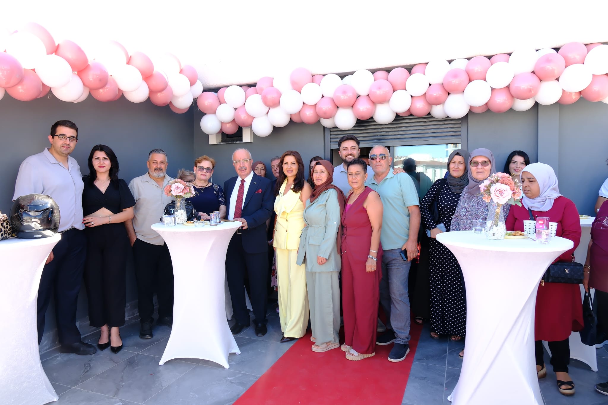ESDALUXE GÜZELLİK SALONU GÖRKEMLİ BİR TÖRENLE HİZMETE AÇILDI