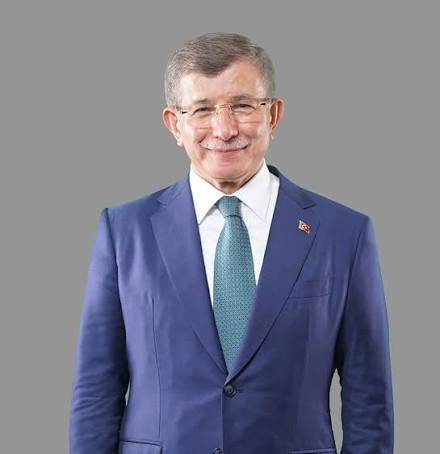 Ahmet Davutoğlu siyaseti bıraktığını açıkladı: Gelecek Partisi’ni feshetti