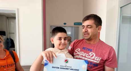 Kocagöz, sünnet olan çocukları “Üstün Cesaret Belgesi’ ile ödüllendirdi