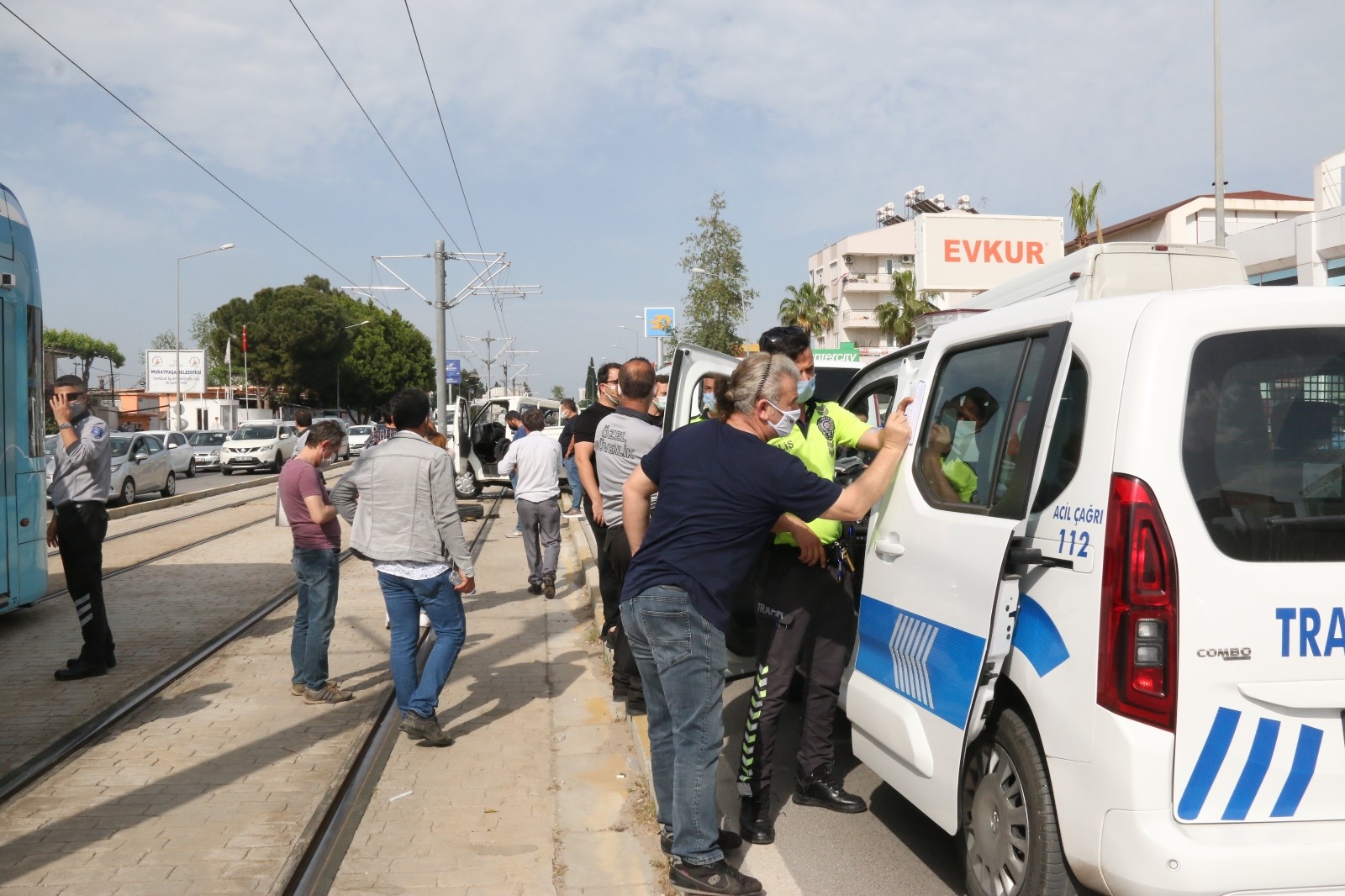 2 saat önce satın alınan kamyonet karşı şeride geçip iki araca çarptı