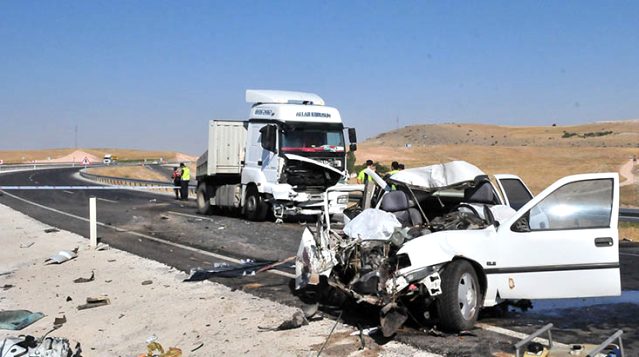 200 metre yol gitmemek için ters şeride giren tır sürücü, bir çiftin yaşamına son verdi