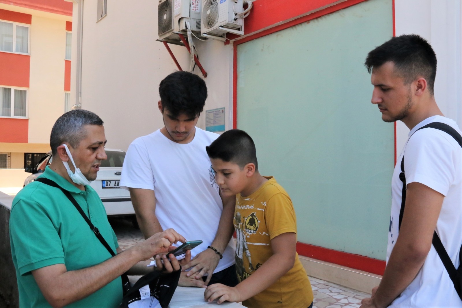 3 gün önce evden çıkarak bir daha geri dönmeyen oğlunu elindeki fotoğrafıyla sokak sokak aradı