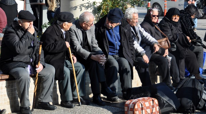 65 yaş üstü vatandaşlara hafta sonları birkaç saatliğine sokağa çıkma izni verilecek