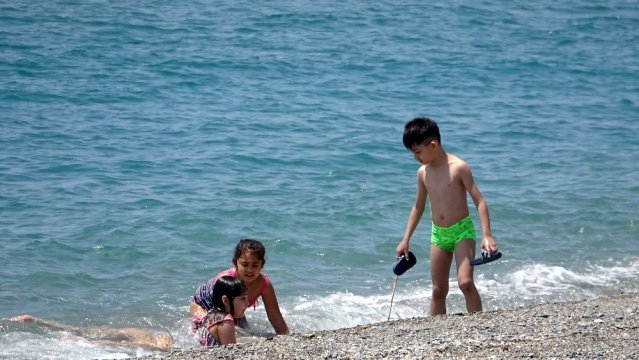 Alanya'da çocuklar 4 saatlik iznin keyfini denizde çıkardı