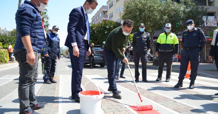 Alanya'da ışıksız yaya geçitleri kırmızıya boyandı