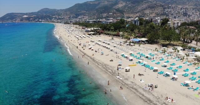  Alanya'da  sıcak ve güneşli havayı fırsat bilen tatilciler soluğu plajlarda aldı.