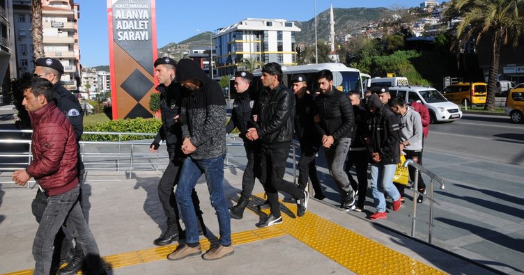 Alanya'da uyuşturucu suçundan kesinleşmiş 6 yıl 3 ay hapisle aranan 21 yaşındaki zanlı Umut A, teslim oldu.