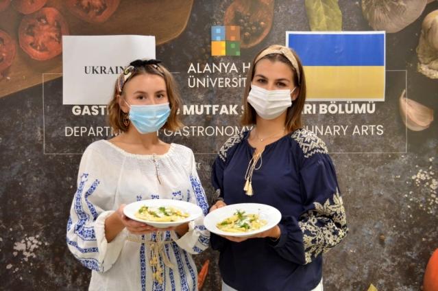 Alanya Hep'in mutfağına giren Ukraynalı öğrenciler, geleneksel yemeklerini yaptı