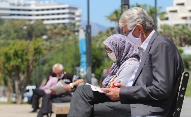 Antalya'da 65 yaş üzeri özgürlüğün keyfini çıkardı.