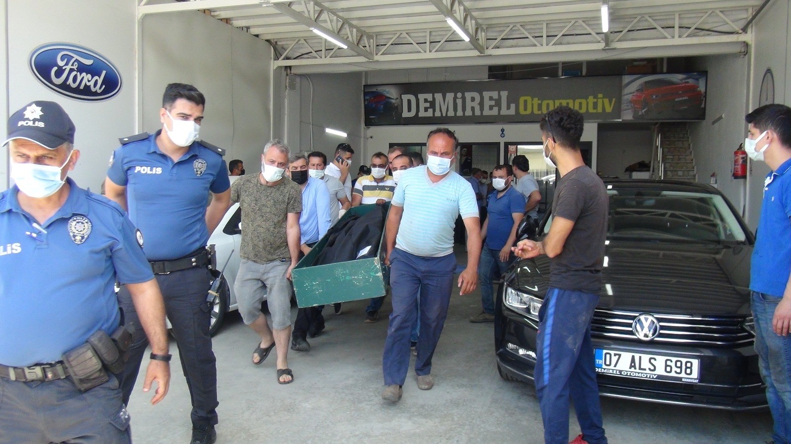 Antalya’da galericilik yapan 2 çocuk babası 37 yaşındaki Mustafa Demirel, işyerinde asılı halde ölü bulundu