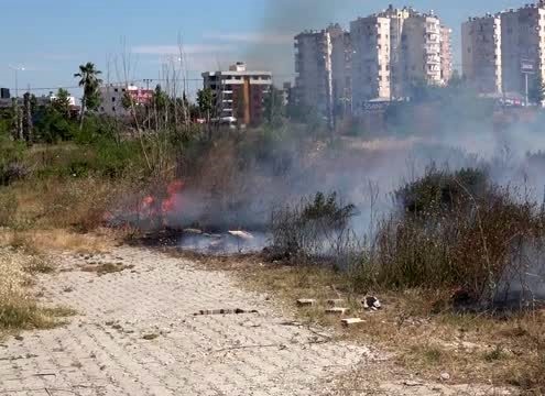 Antalya'da otluk ve çalılık alanda yangın