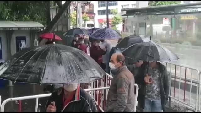 Antalya'da PTT önünde yağmur altında maaş kuyruğu