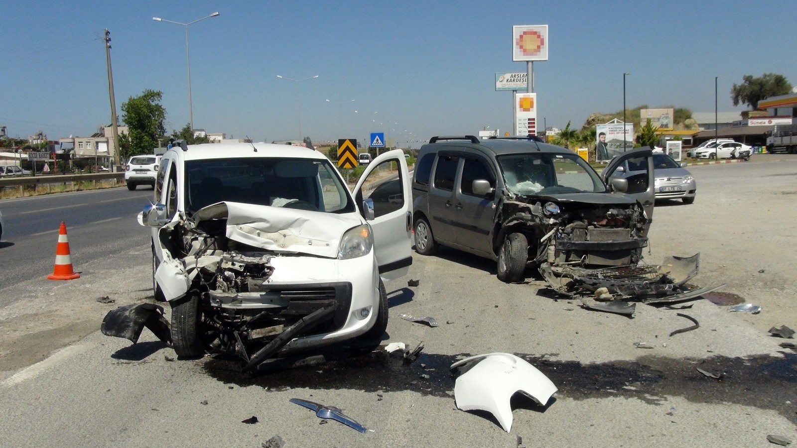 Antalya’da servis yolunda meydana gelen kazada anne ve oğlu yaralandı