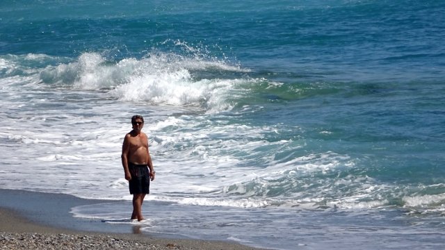 Antalya'da yasağa rağmen denize girdiler