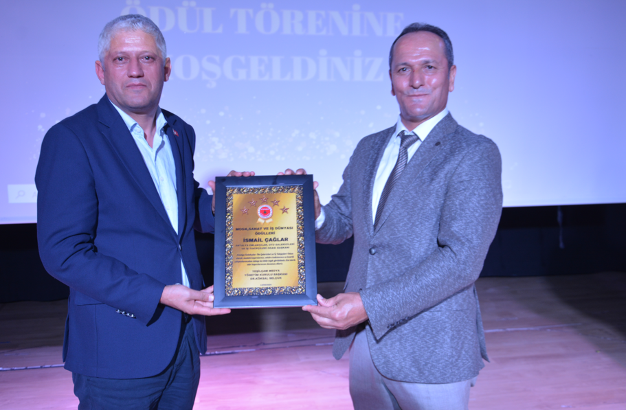 ASSİM'DE GERÇEKLEŞTİRİLEN MODA, SANAT VE İŞ DÜNYASI ÖDÜL TÖRENİNDE İSMAİL ÇAĞLAR'A ONUR ÖDÜLÜ VERİLDİ