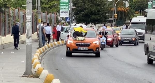 Bahşiş için gelin arabalarının önünü kesen gençlere polisler ceza kesti