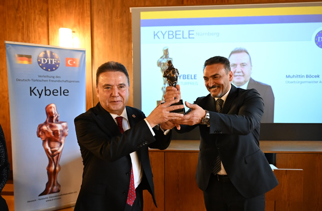 Başkan Muhittin Böcek “Kybele” ödülünü aldı