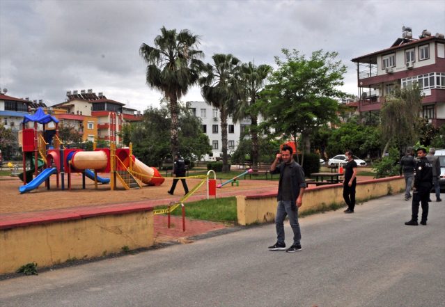 Bebeğinin boğazına bıçak dayayan zanlıyı polis bacağından vurarak yakaladı