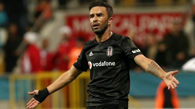 Beşiktaş'ın henüz sözleşme teklif etmediği Gökhan Gönül'den serzeniş: F.Bahçe'deki dönemi yaşıyorum