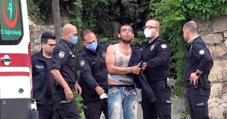 Bıçakla kendisine zarar vermeye başlayan kişiyi polis güçlükle ikna etti